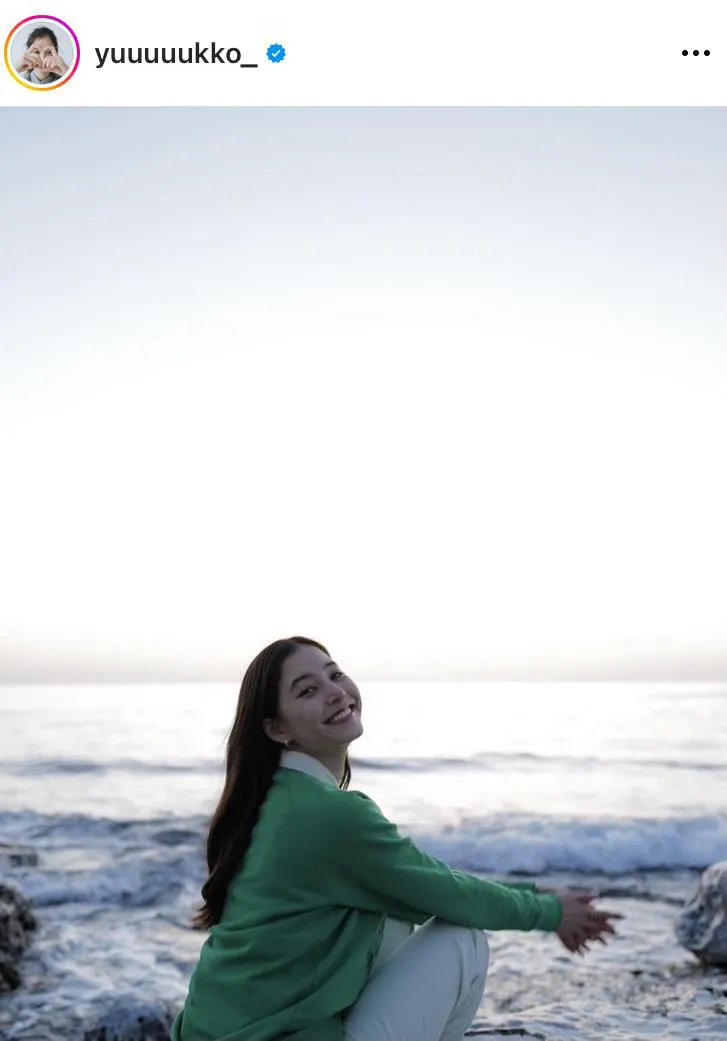 【写真】幻想的な海をバックに満面の笑みを浮かべる新木優子