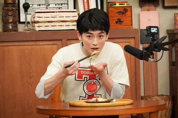 高橋文哉、自身の癖の“変な食べ方”で無音での食事に挑戦！櫻坂46・守屋麗奈は恐ろしいアドバイス「歯をなくす…」＜ぐるナイ＞