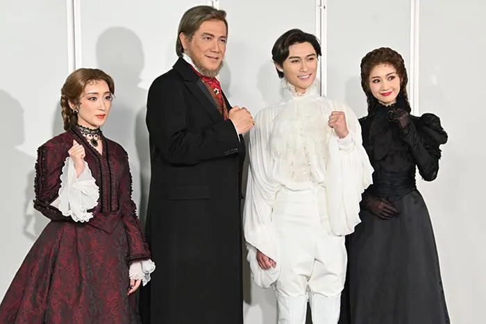 (写真左から)梅田彩佳、別所哲也、橋本良亮、夢咲ねね ミュージカル「スワンキング」取材会より