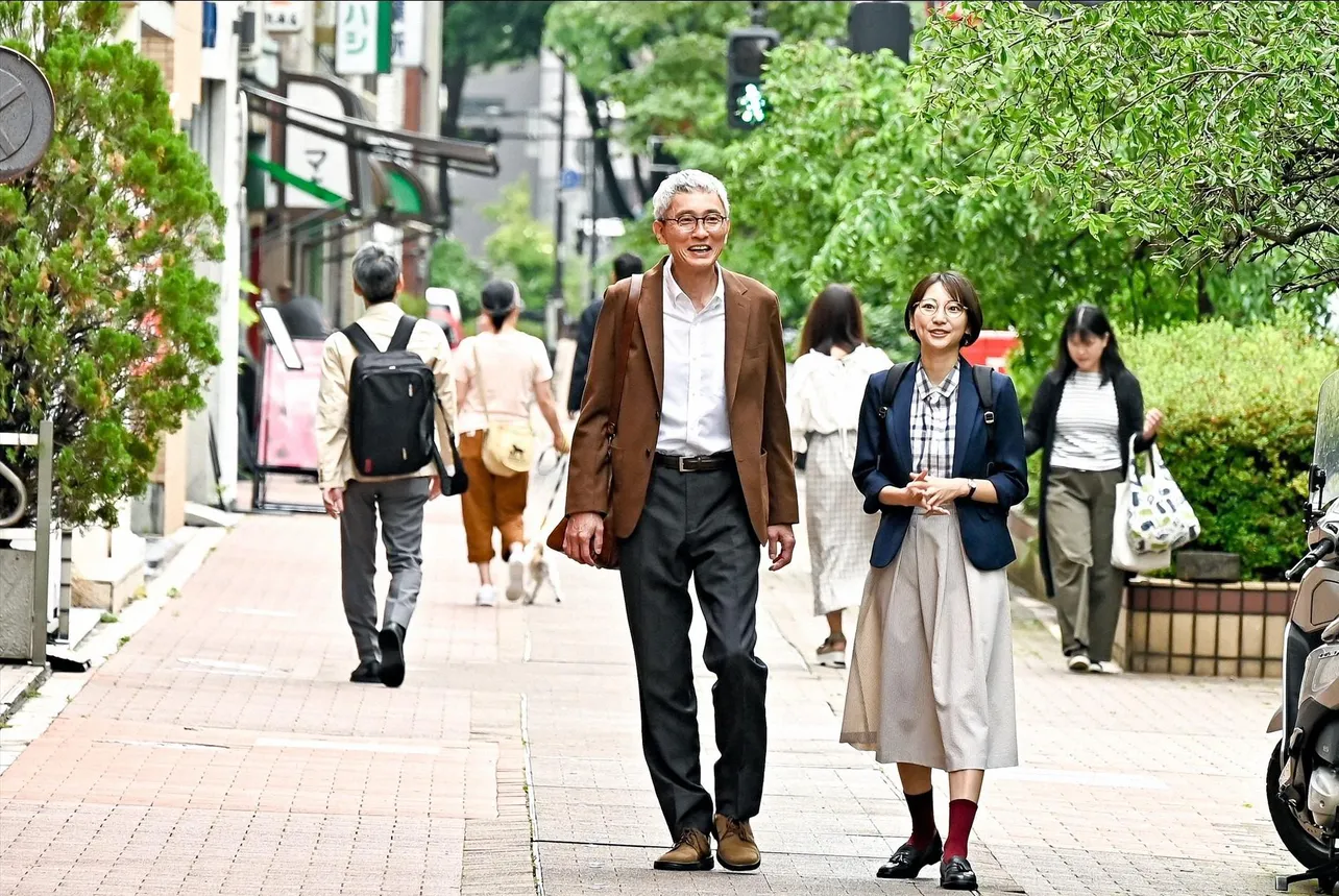 林太郎（松重豊・左）と児玉千尋（武田玲奈・右）