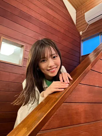 佐野岳、新居の階段から笑顔で顔をのぞかせる島崎遥香の姿を公開「ひょっこりかわいいな」<私たち結婚しました 3>