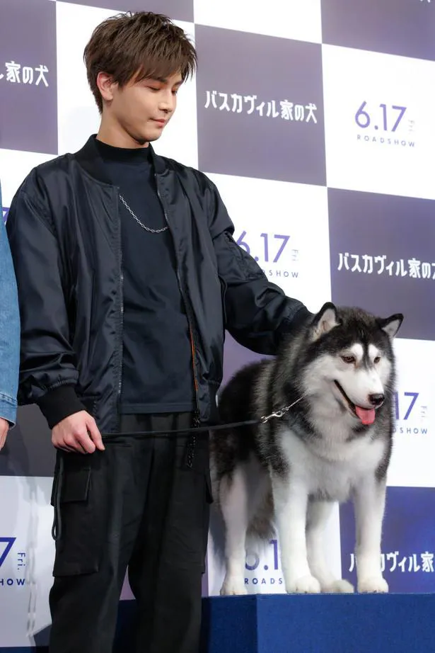 【写真】優しく犬を撫でる岩田剛典