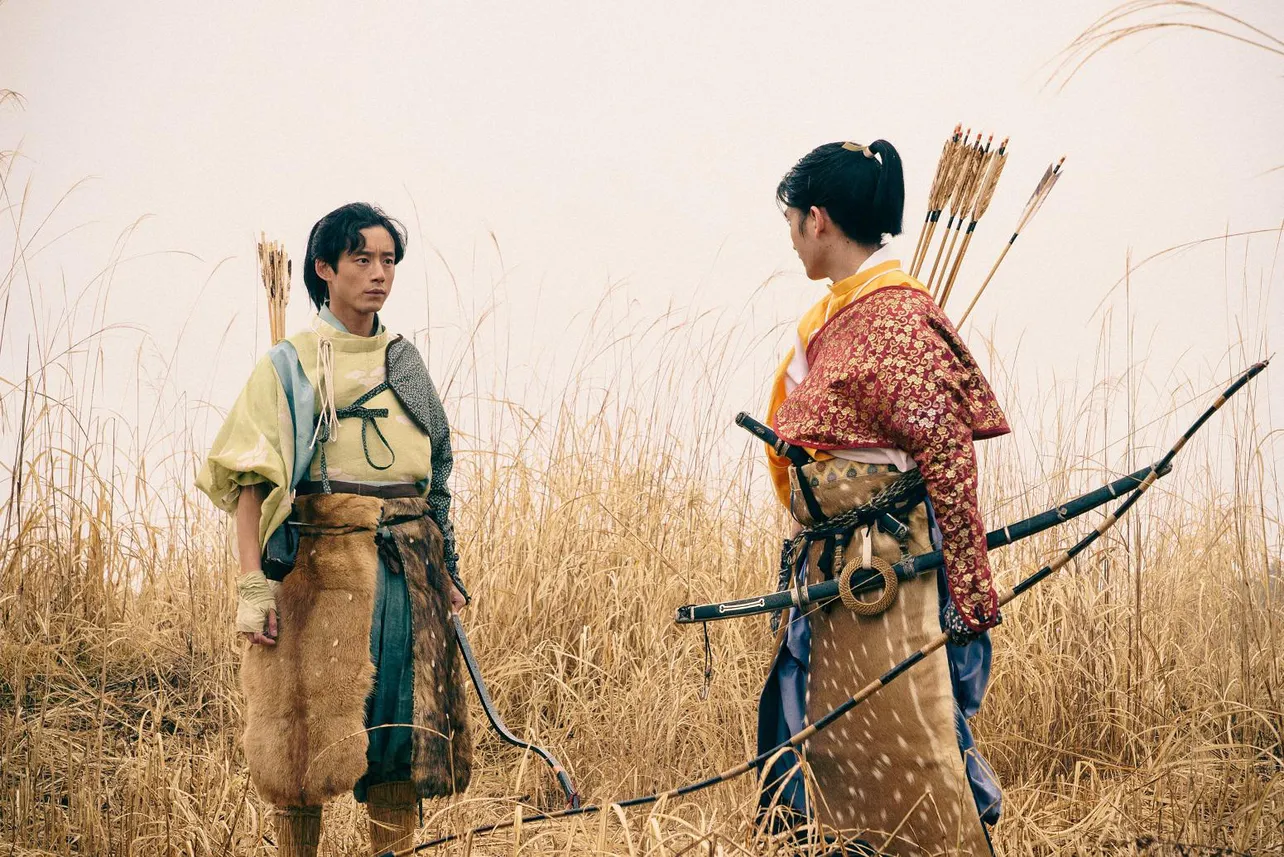 【写真】坂口健太郎“金剛”と金子大地“万寿”が、矢を背に対面する