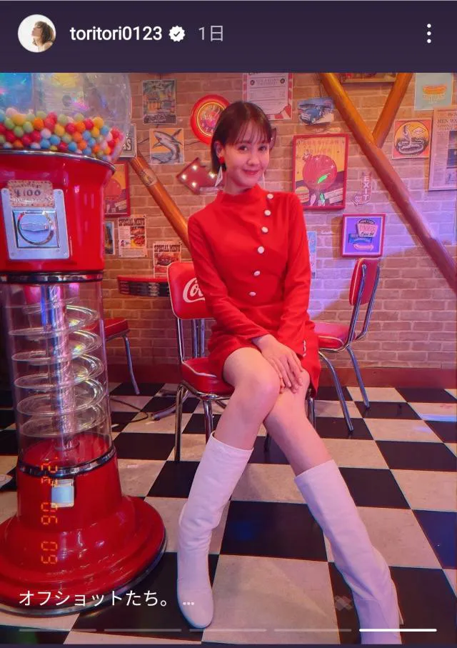 【写真】美脚スラリ…トリンドル玲奈、赤のミニスカ姿