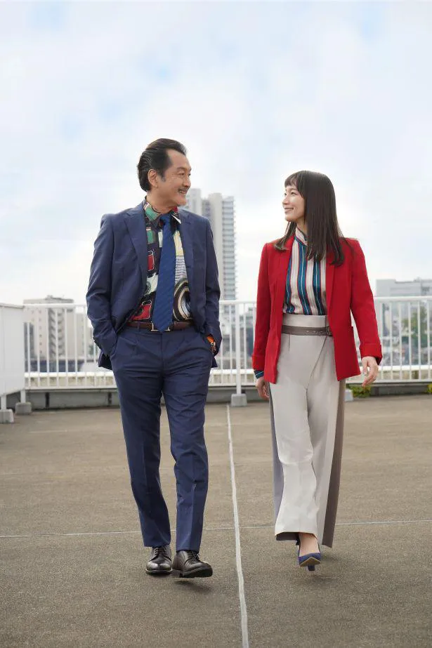 【写真】エモい…！バディらしく同じ歩幅で歩く吉田鋼太郎と吉岡里帆