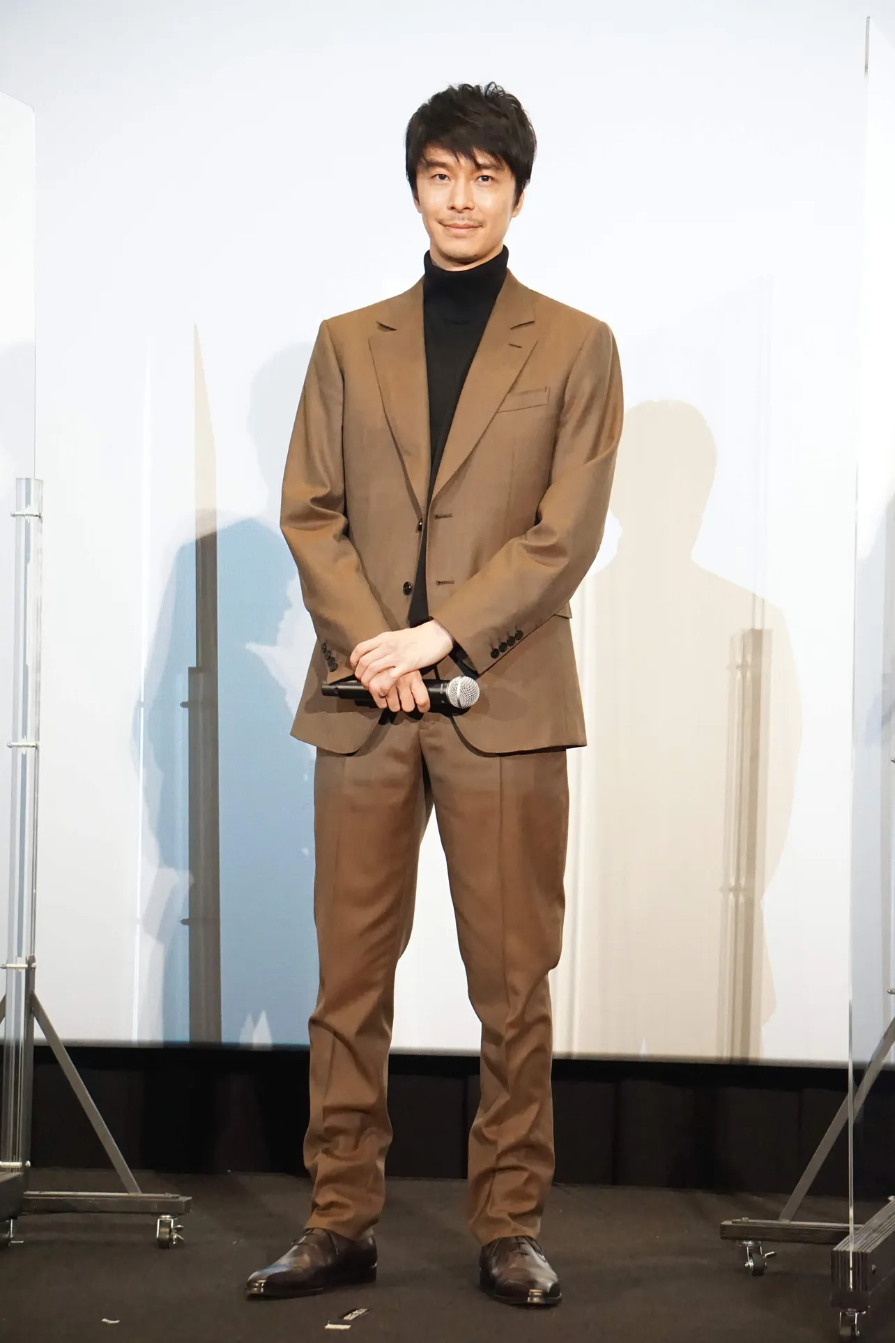 【写真】ブラウンのスーツ姿の長谷川博己、スタイル際立つ全身ショット　(他、綾瀬はるからの会見ショット)