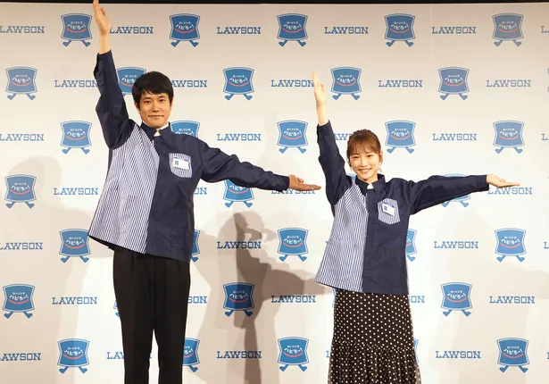 【写真】ローソンの“L”ポーズを決める松山ケンイチと川栄李奈