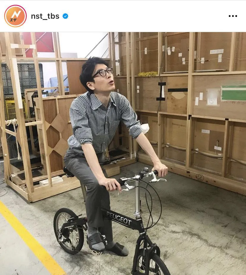 シャツを腕まくりして自転車に乗る姿が爽やかな井上貴博アナ