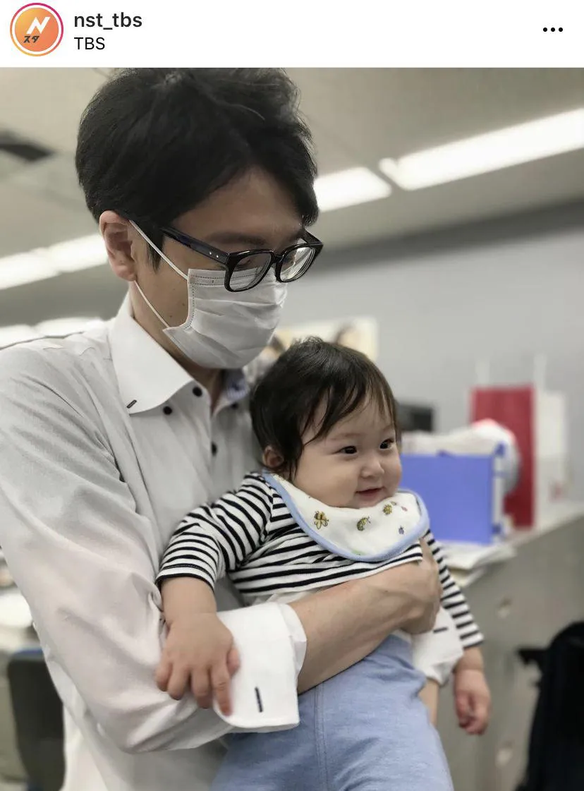 小林由未子アナの赤ちゃんを抱っこする井上貴博アナ