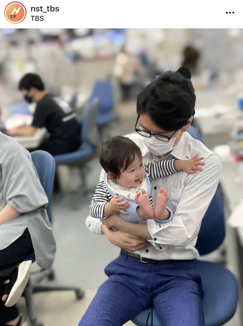 小林由未子アナの赤ちゃんを抱っこする井上貴博アナ