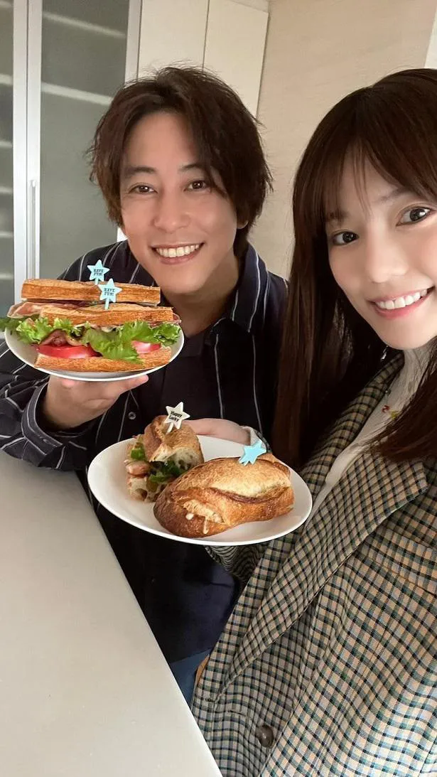 2人で作ったサンドイッチを持った佐野岳と島崎遥香