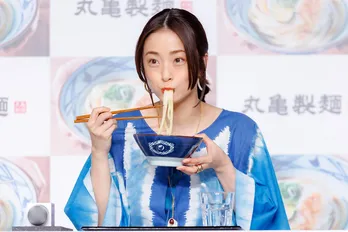 上戸彩「ちょっと出遅れた感」と告白、うどんチェーン店に「追い掛けるように家族とも行っています」