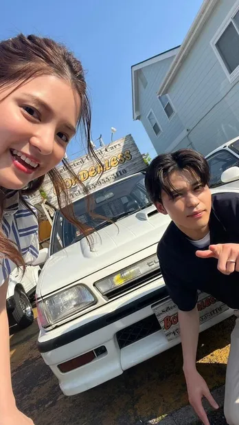 “けいぴー”中田圭祐、妻“うみ”川島海荷と愛車との3ショット公開「2人で乗る車を買いに行きました!」<私たち結婚しました 3>