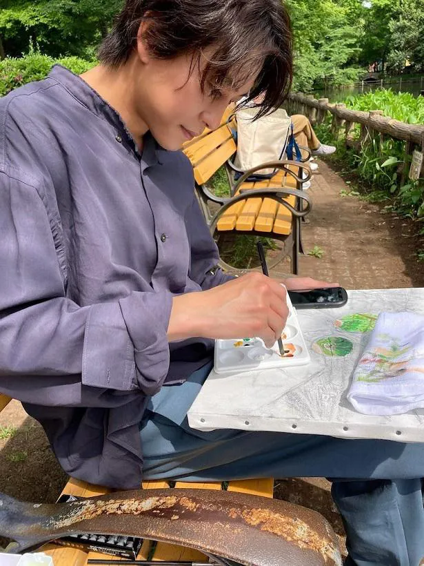 佐野岳のお絵描きショットを公開した島崎遥香