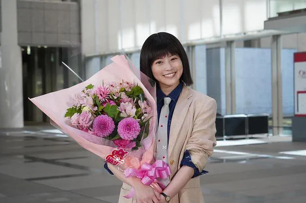 花束を手に笑顔を見せる今田美桜