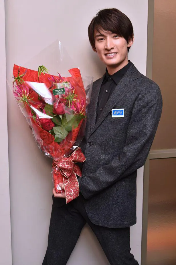 【写真】向井康二、真っ赤なバラの花束を手に笑顔のクランクアップ