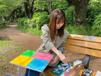 佐野岳、妻“ぱるちゃん”島崎遥香の絵を描いてる姿を公開「ポップでカラフルで可愛かったなあ」<私たち結婚しました 3>