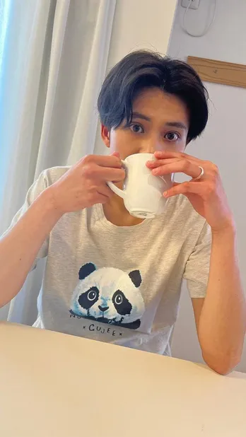 “うみ”川島海荷、パンダ柄のパジャマを着てコーヒーを飲む“けいぴー”中田圭祐の姿を公開「私より似合ってるんじゃない」<私たち結婚しました 3>