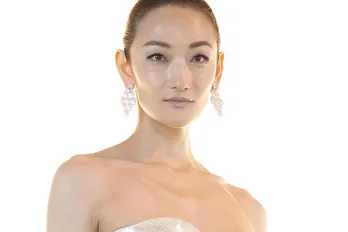 冨永愛、美しいデコルテ披露の純白ドレスで登壇 女性のパワー語る