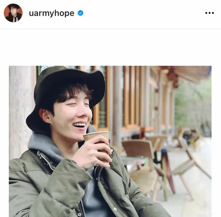 カフェでドリンクを飲み、リラックスした表情のJ-HOPE