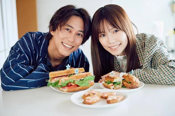 【写真を見る】公園デートに向かうためにランチを作った佐野岳と島崎遥香