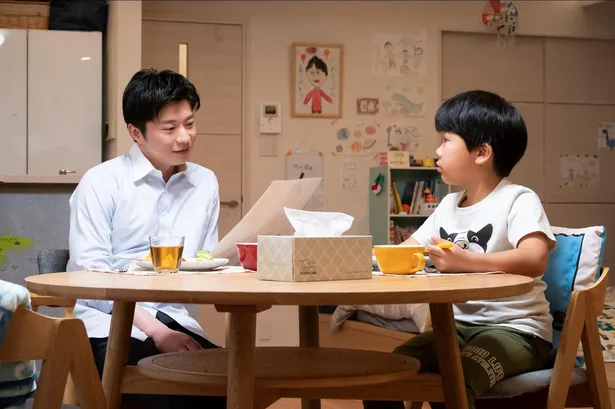 晴太（田中圭・左）と息子の虹朗（鈴木楽・右）「持続可能な恋ですか？～父と娘の結婚行進曲～」第10話より