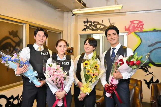 クランクアップを迎えた(左から)西村元貴、堀田茜、有岡大貴、桐谷健太