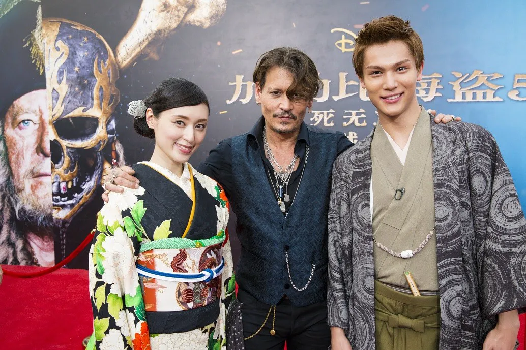 上海ワールドプレミアに登場した栗山千明、ジョニー・デップ、中川大志(左から)
