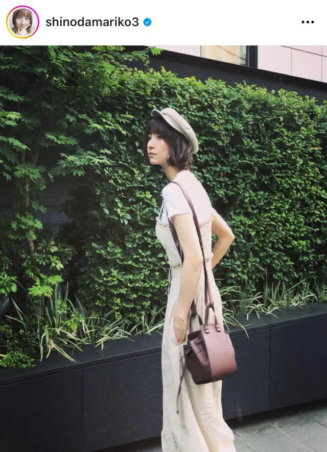 【写真を見る】篠田麻里子、“圧倒的なくびれ”…美しいスタイル際立つコーデを公開