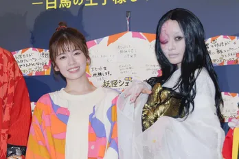 小芝風花がヒット祈願、特製巨大絵馬に「続編希望」＜妖怪シェアハウス＞