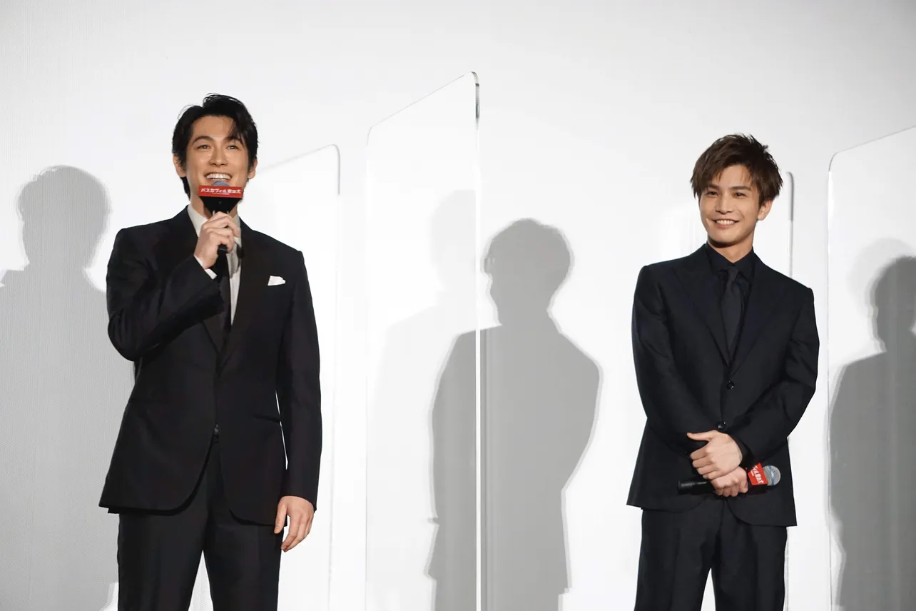 【写真】ブラックのスーツ姿で登場したディーン・フジオカ&岩田剛典　(他、会見カット)