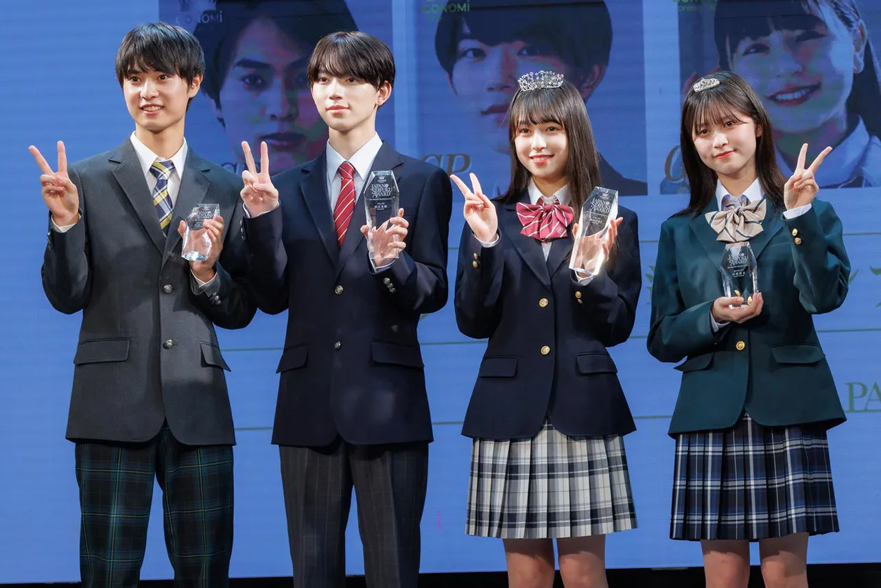 【写真】「第9回日本制服アワード」グランプリ、準グランプリの4人