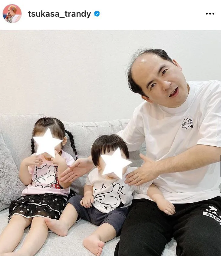 【写真】お揃いのディズニーファッションで仲良し親子写真を投稿するトレエン斎藤