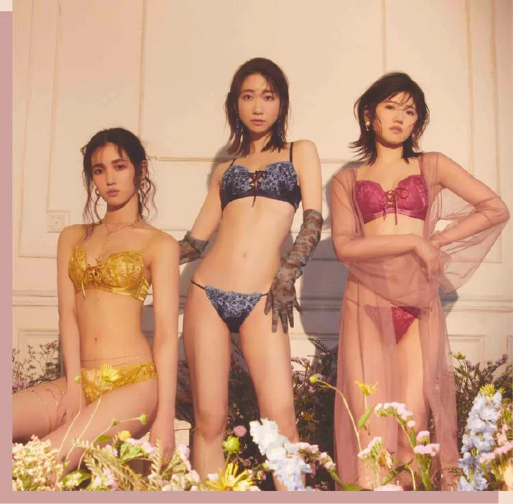 AKB48の下尾みう、柏木由紀、村山彩希(写真左から)が、ランジェリーブランド「RAVIJOUR」新公式アンバサダーに就任