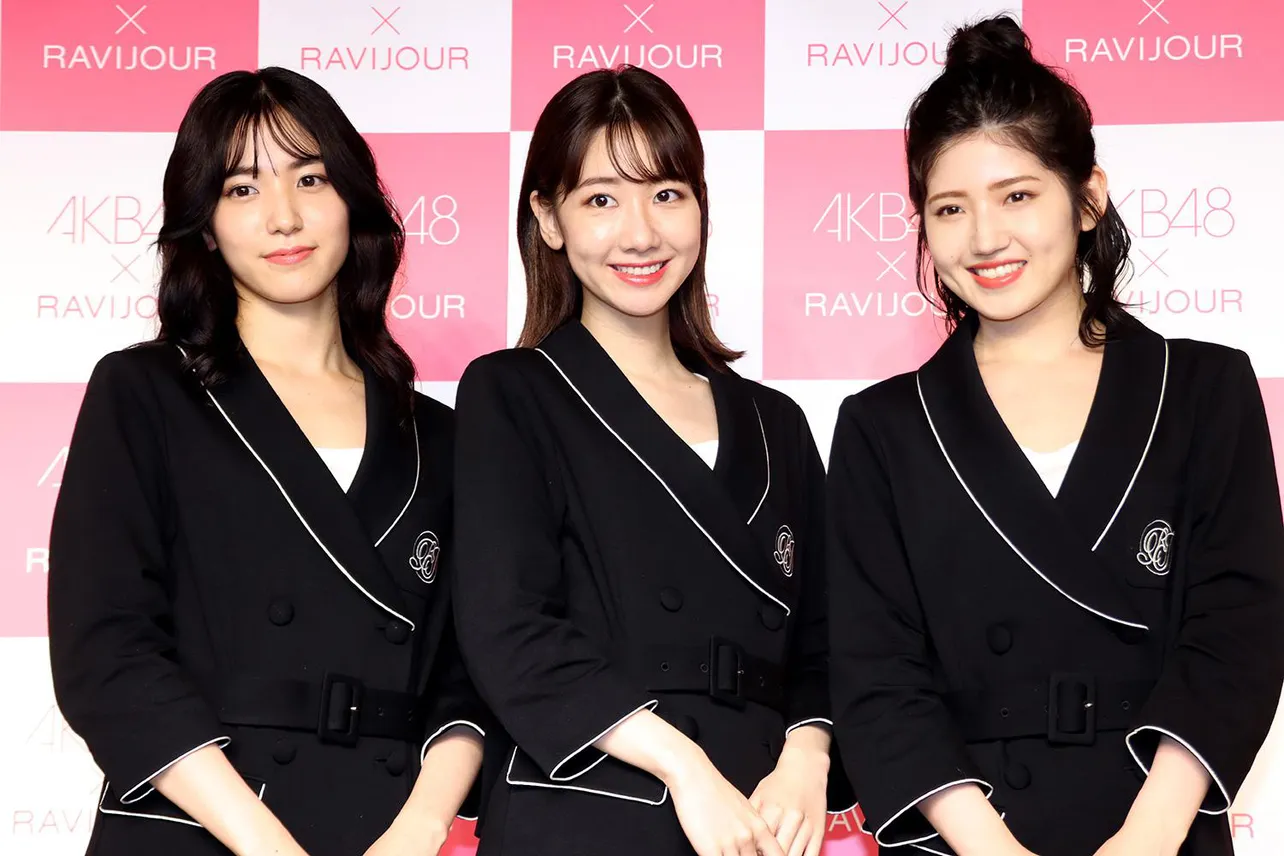 RAVIJOUR新公式アンバサダー就任記者会見に登壇したAKB48の下尾みう、柏木由紀、村山彩希(写真左から)