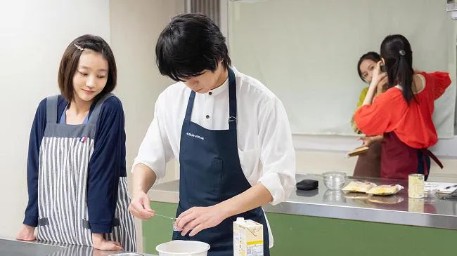 【写真】白シャツをまくって調理する佐藤流司“諒太”
