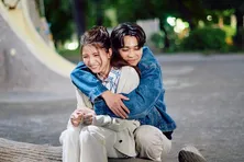 中田圭祐、夜の公演で川島海荷をバックハグ「すごく愛おしい」<私たち結婚しました 3>