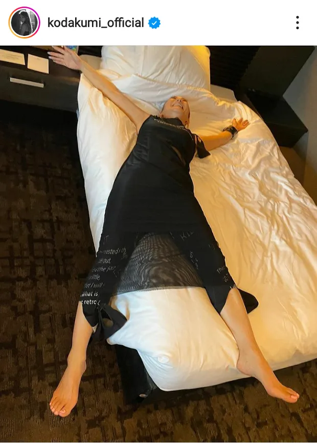 【写真】倖田來未、ベッドの上で寝そべった無防備な大胆ショット