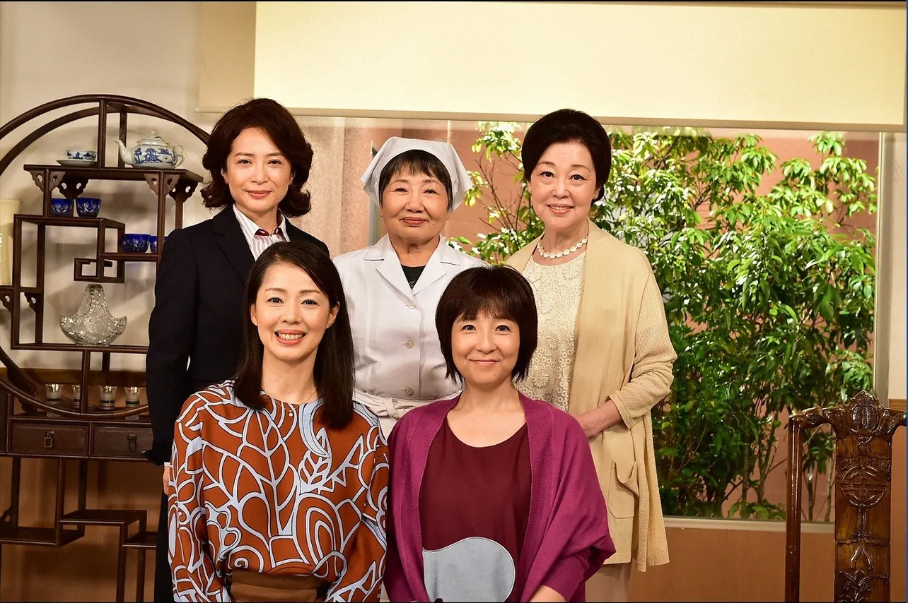 後列左から三女・文子役の中田喜子、次女・五月役の泉ピン子、長女・弥生役の長山藍子 前列左から四女・葉子役の野村真美、五女・長子役の藤田朋子