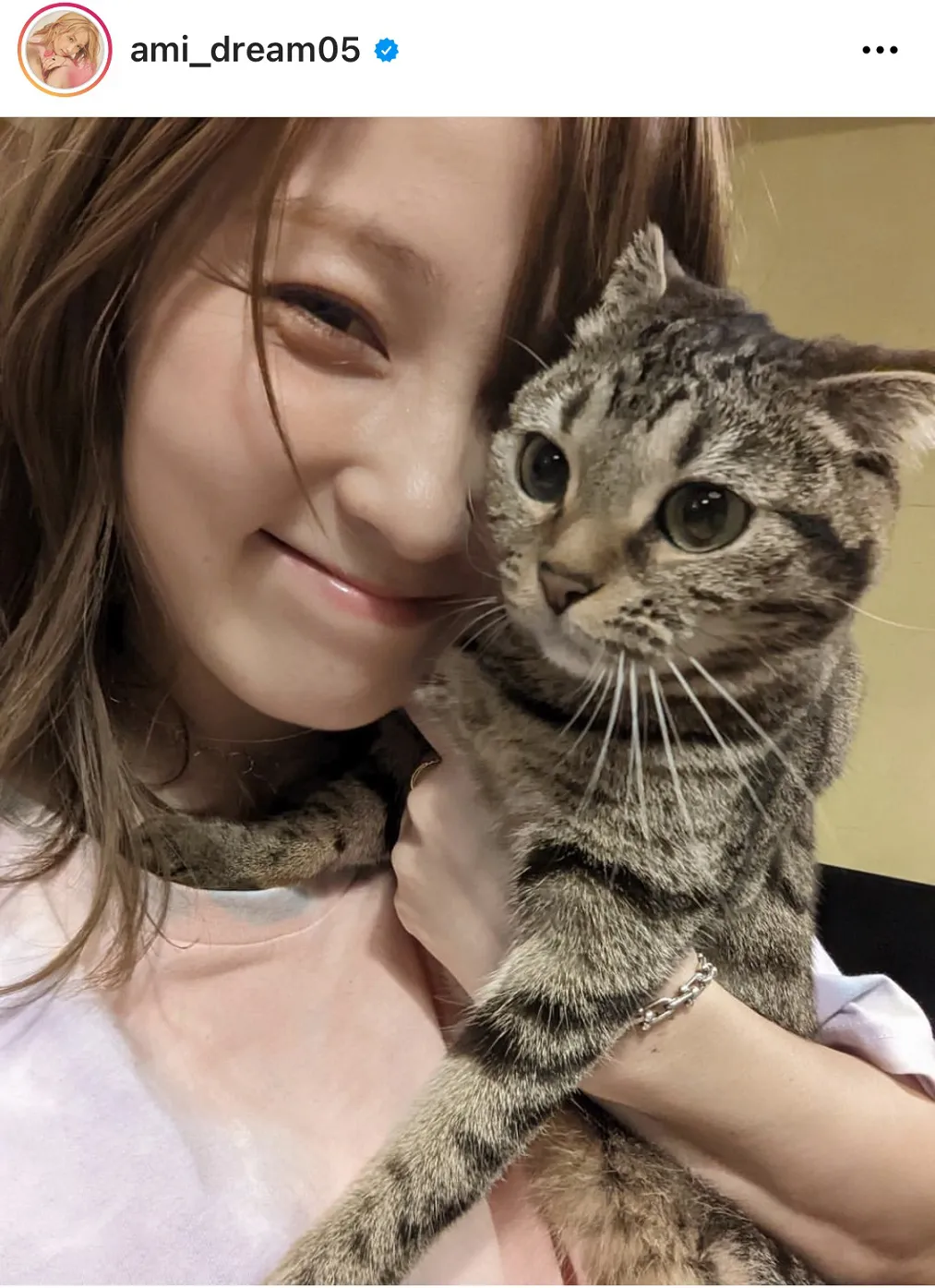 愛猫“ペンちゃん”を抱きかかえるDream Ami