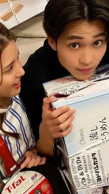 “けいぴー”中田圭祐、笑顔で見つめる“うみ”川島海荷との仲良しショットを公開「なんで見つめられてるんだっけ」<私たち結婚しました 3>