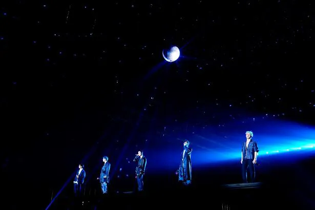 バラード曲「Stardust」ではミラーボールが輝き、会場全体が星空のような幻想的な雰囲気に　