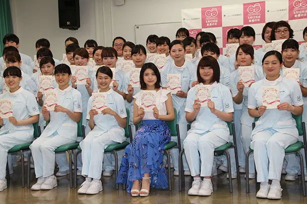 【写真を見る】フォトセッションでは看護学生たちから川島へ大歓声が