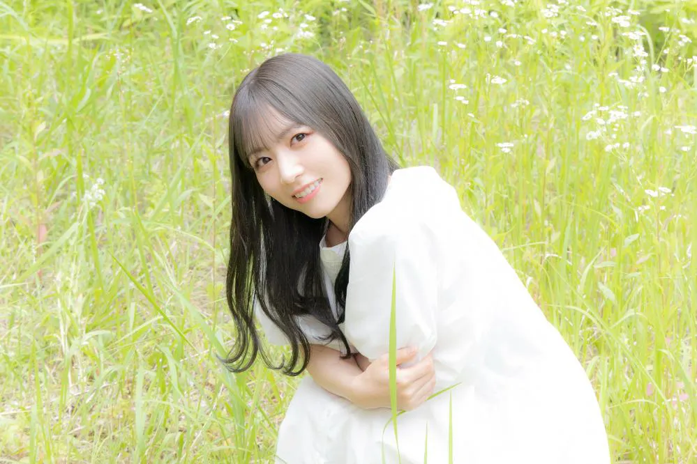 【写真】自然の中でほほ笑む北野日奈子がかわいい！