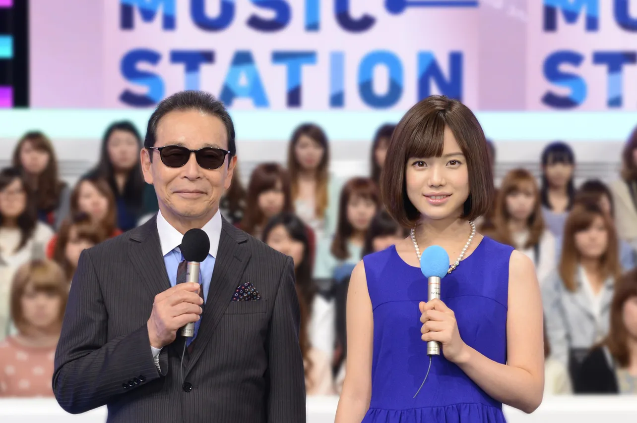 「ミュージックステーション」で司会を務めるタモリ、弘中綾香(左から)