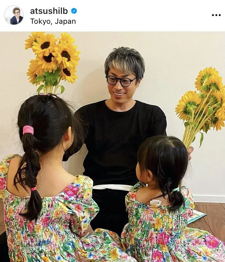 【写真】父の日に2人の娘からひまわりをプレゼントされ喜びの表情を浮かべる田村淳