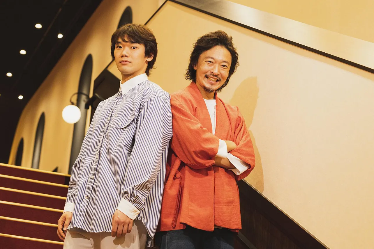 【写真】息ぴったり！笑顔で撮影に応じる伊藤潤一郎と大鹿礼生(右から)