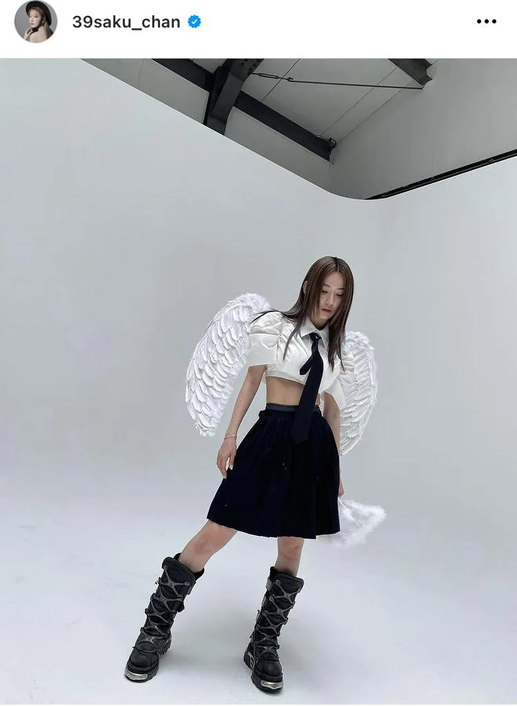 【写真】宮脇咲良、引き締まったウエスト・美脚を披露…天使のような衣装の全身ショット (他、美しすぎるインスタSHOT40枚)