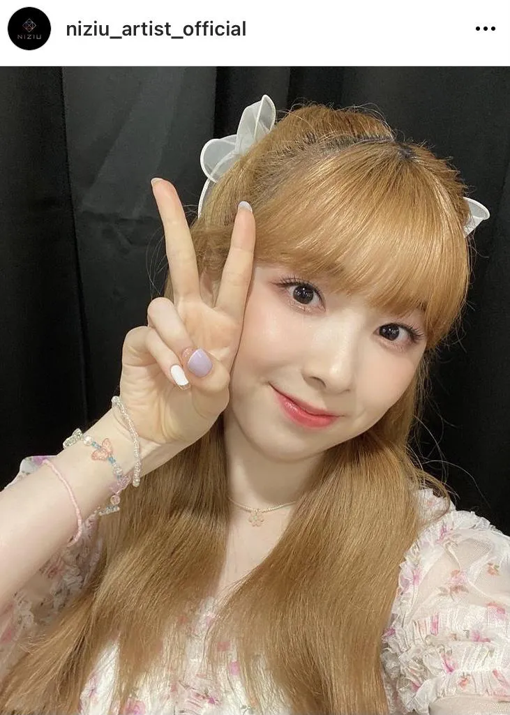 画像・写真 NiziU・ミイヒ、元気いっぱいユニフォーム姿でダブルピース