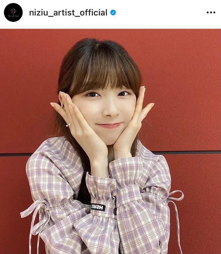画像・写真 NiziU・ミイヒ、元気いっぱいユニフォーム姿でダブルピース